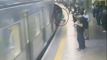 Video kẻ lạ mặt đẩy người phụ nữ vào tàu điện ngầm đang lao vùn vụt