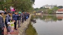 Cá chép đưa ông Công, ông Táo chầu Trời ở 'hồ Thiên Nga’ Hà Nội