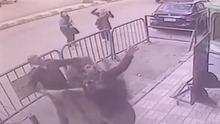 Video cảnh sát dùng tay không đỡ cháu bé rơi từ tầng 3