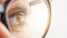 Sắp có thể chữa cận thị, viễn thị bằng thuốc nhỏ mắt?