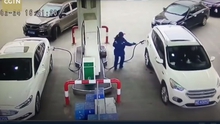 VIDEO: Nữ tài xế thản nhiên rồ ga, suýt gây thảm họa ở cây xăng