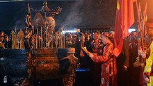Hình ảnh vạn người 'chen vai thích cánh' xin ấn đền Trần trong đêm