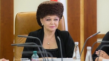 Nghị sĩ Nga bỗng nổi như cồn vì kiểu tóc 'độc' lạ