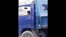 Thót tim xem video ông bố để bé trai phóng xe tải trên phố đông người ở Thanh Hóa