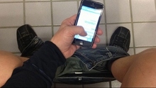 Thanh niên bị liệt suốt đời vì ôm điện thoại trong nhà vệ sinh 30 phút