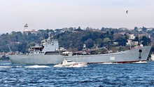 Chiến hạm Nga lừng lững chở xe tăng tới Syria
