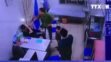 VIDEO người nhà bệnh nhi đấm vào mặt bác sĩ bệnh viện Xanh Pôn