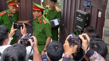 CHÙM ẢNH khám xét nhà 2 nguyên Chủ tịch Đà Nẵng liên quan vụ án Phan Văn Anh Vũ