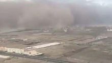VIDEO: Phi công hạ cánh như phim hành động lúc bão cát ‘nuốt trọn’ đường băng