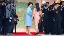 Hình ảnh hai phu nhân lãnh đạo liên Triều tay trong tay dự tiệc