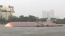 Sà lan chở hàng bị lật úp trên sông Sài Gòn