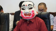 Chủ nhân giải Jackpot Vietlott đeo mặt nạ múa lân nhận giải hơn 300 tỷ đồng