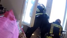 VIDEO: Lính cứu hoả nhoài khỏi cửa sổ cứu nạn nhân rơi từ tầng 4 như phim siêu anh hùng