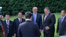Tổng thống Trump 'lưu luyến' tiễn Tướng Triều Tiên tận cửa xe ô tô
