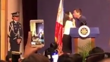Tổng thống Philippines gây sốc khi 'khóa môi' cô gái trẻ tại Hàn Quốc
