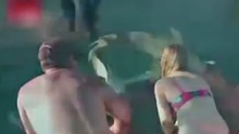 VIDEO nữ du khách xinh đẹp bị cá mập ngoạm tay lôi xuống biển