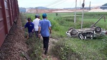 Tàu hỏa đâm xe ô tô tại Quảng Ngãi, 2 người thương vong