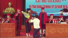Quỳ gối cầu hôn trên sân khấu lễ trao bằng tốt nghiệp: Mạng xã hội và những nạn nhân dự bị