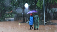 Bộ trưởng Bộ GD&ĐT Phùng Xuân Nhạ gửi thư tới các chủ tịch tỉnh về an toàn của thí sinh trong mưa lũ