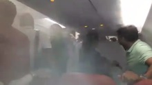 Cơ trưởng xả băng giá đuổi hành khách khỏi máy bay giữa trời mưa