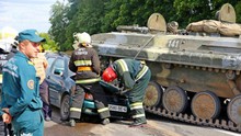 Mất lái, thiết giáp BMP-1 chồm lên đè bẹp ô tô trên đường phố