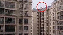 VIDEO nhóm trẻ chơi đùa trên tầng thượng tòa nhà 33 tầng không rào chắn