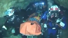 VIDEO clip các thợ lặn giải cứu đội bóng Thái Lan dưới đáy hang sâu
