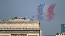 Máy bay trình diễn Pháp ‘vẽ’ nhầm cờ Nga trong lễ diễu hành mừng quốc khánh