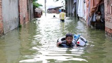 Hà Nội: Nước bẩn bao vây nhà dân, tiềm ẩn nguy cơ dịch bệnh