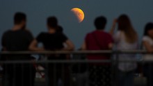 Thế giới chiêm ngưỡng 'trăng máu' dài nhất thế kỷ và sao Hỏa tỏa sáng gần cực đại