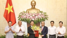 Thủ tướng trao Quyết định quyền Bộ trưởng Thông tin và Truyền thông cho ông Nguyễn Mạnh Hùng