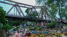 Biển rác thải hoa quả dưới chân cầu Long Biên
