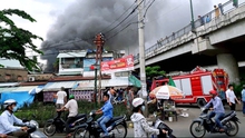 Thành phố Hồ Chí Minh: Cháy lớn tại khu nhà dưới chân cầu Bình Lợi