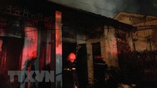 Nghệ An: Khu nhà tập thể cũ gần cây xăng bốc cháy trong đêm