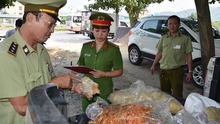 Rùng mình với hơn 80kg ruốc mốc thiu bày bán ở chợ đầu mối xứ Thanh