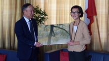 Trao tặng tuyệt phẩm của họa sĩ Trần Phúc Duyên cho Đại sứ quán Việt Nam tại Thụy Sỹ