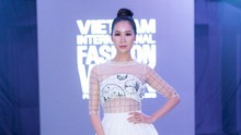 Hoa hậu Dương Thuỳ Linh mặc váy xuyên thấu làm MC Tuần lễ thời trang