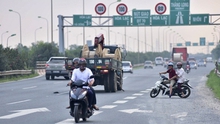 Xử lý tình trạng xe máy lưu thông vào làn đường dành cho ô tô trên đại lộ Thăng Long