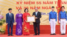 Thủ tướng Nguyễn Xuân Phúc về thăm mái trường xưa