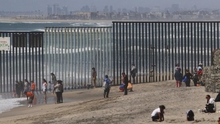 VIDEO 2 em bé được thả qua bức tường biên giới Mỹ - Mexico