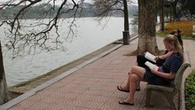 Sống chậm cuối tuần: Đọc sách ở Hồ Gươm, tại sao không?