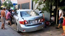 Xe ô tô cuốn 4 xe máy vào gầm khi lùi từ trong nhà ra đường