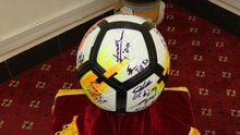 Đấu giá quả bóng và áo đấu Đội tuyển Việt Nam tặng Thủ tướng để hỗ trợ Tết cho người nghèo