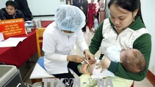 Vận động các phụ huynh đưa trẻ đi tiêm bổ sung vắc xin phòng bệnh sởi - rubella đầy đủ