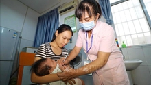 Trung Quốc lại rúng động bê bối hàng loạt trẻ uống vaccine hết hạn