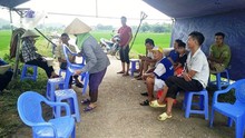 Hà Nội: Đối thoại để người dân không chặn xe rác vào bãi Nam Sơn