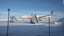 Hàng trăm hành khách trải qua 16 tiếng lạnh giá trên đường băng tại Canada
