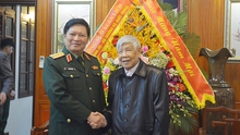 Đại tướng Ngô Xuân Lịch chúc Tết nguyên Tổng Bí thư Lê Khả Phiêu