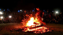 Lễ hội các chàng trai Dao Đỏ nhảy vào đống lửa đang cháy rừng rực bằng đôi chân trần