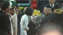 Cô sinh viên mặc áo dài tặng hoa cho nhà lãnh đạo Triều Tiên Kim Jong Un